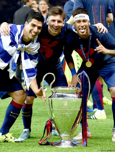 NBA常规赛战报：湖人客场险胜太阳,