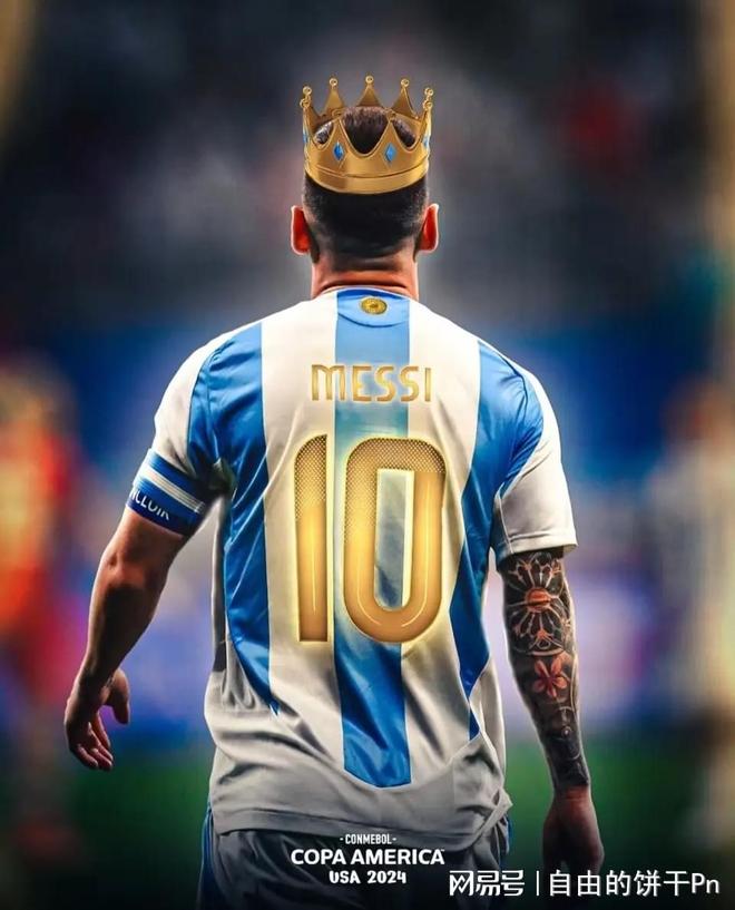 塞内加尔vs博茨瓦纳比赛中，一位球迷身着棱镜装、戴面具观战（塞内加尔战博茨瓦纳：一名球迷穿棱镜装戴面具现身看台）