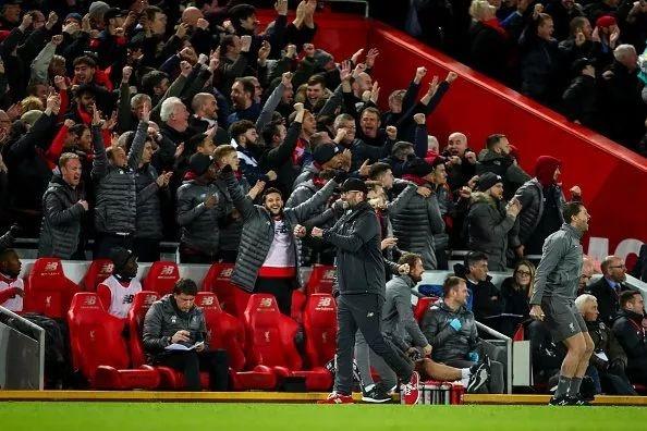 网红“小溥仪”现场观战北京国安比赛，与张稀哲合影留念