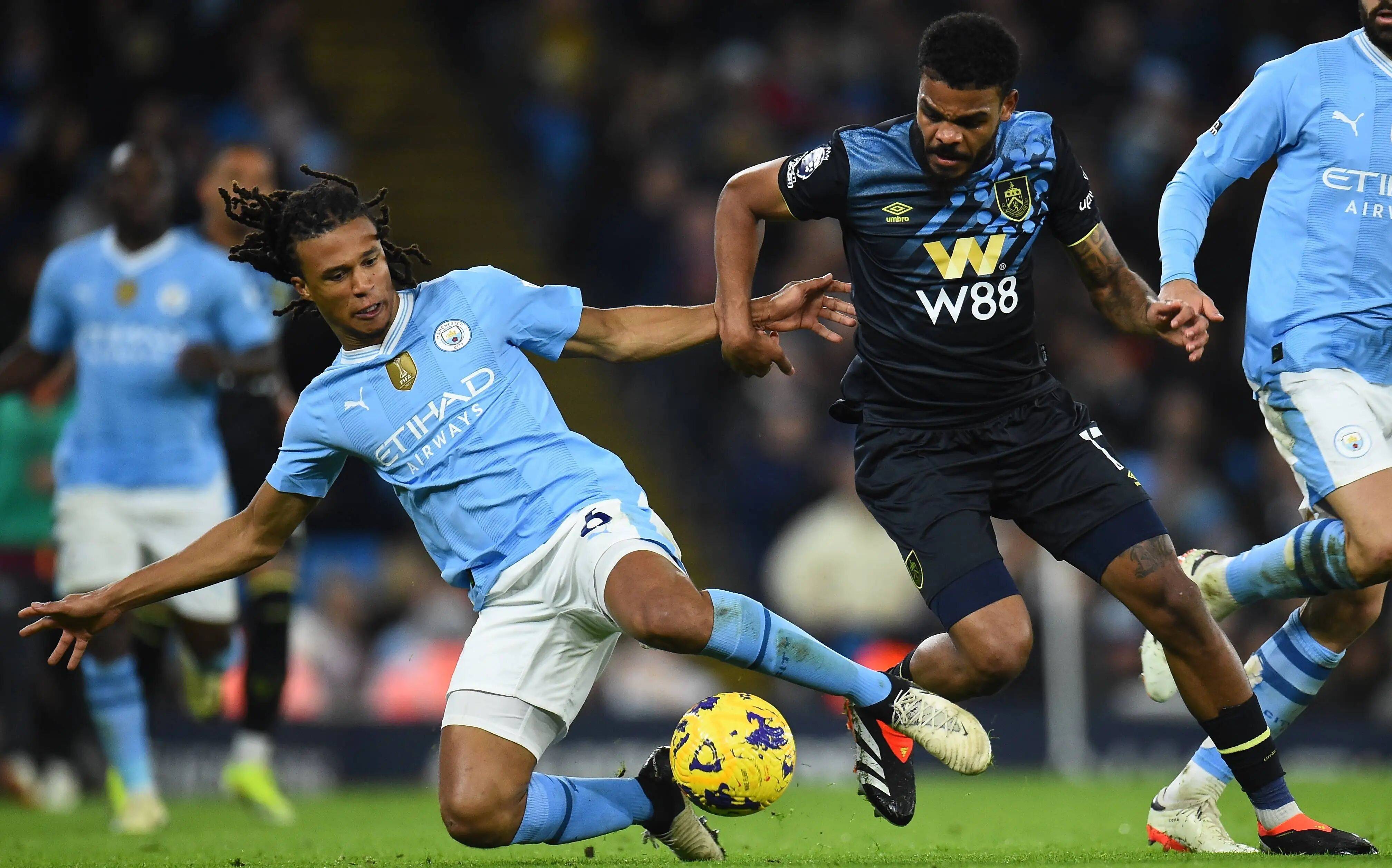 阿根廷国家队抵达安哥拉，大批球迷等候并高呼梅西名字