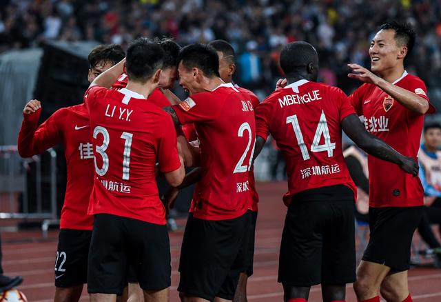 男篮传奇得分后卫曾对科比砍20分，800度近视神准投篮