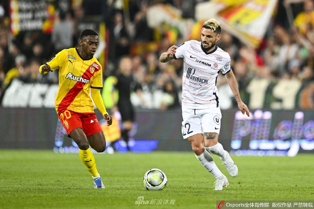 悼念若塔，红军名宿汤普森与毕包主席赛前在KOP看台前献花圈